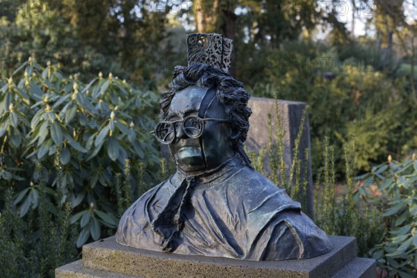 Honorary grave of gallerist Johanna Ey, mother Ey, portrait bust of sculptor Bert Gerresheim, Nordfriedhof Düsseldorf, North Rhine-Westphalia, Germany
