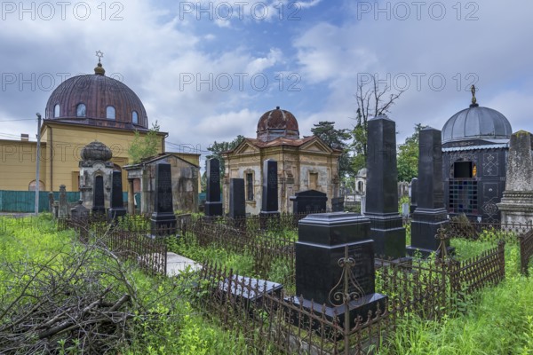 German-Jewish graves, synagogue and memorial in the back, Jewish cemetery, since 1866, Czernowicz, Bukovina, Ukraine