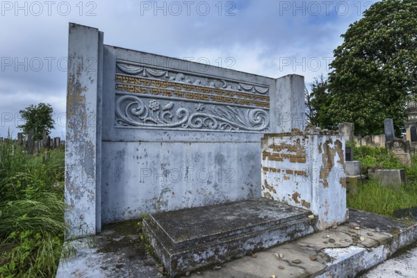 Grave of poet and teacher Eliezer Steinbarg, 1880-1932, Jewish cemetery, Czernowicz, Bukovina, Ukraine