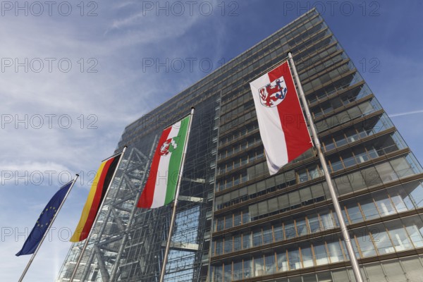 Bürohochhaus Stadttor Düsseldorf, flags of city, federal state, Germany and Europe, Düsseldorf, North Rhine-Westphalia, Germany