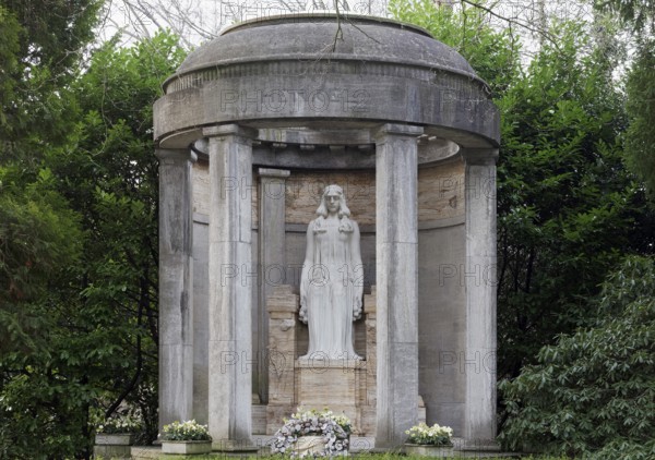 Tomb of the Henkel family of industrialists in the form of a temple, sculpture by Karl Janssen, North Cemetery Düsseldorf, North Rhine-Westphalia, Germany