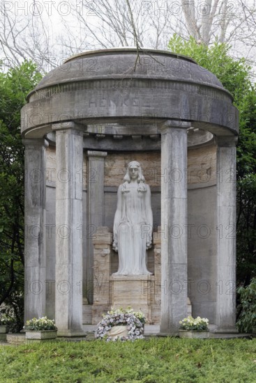 Tomb of the Henkel family of industrialists in the form of a temple, sculpture by Karl Janssen, North Cemetery Düsseldorf, North Rhine-Westphalia, Germany