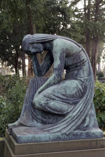 Grave sculpture of a grieving woman by sculptor Eberhard Encke, Redemann grave, North Cemetery Düsseldorf, North Rhine-Westphalia, Germany