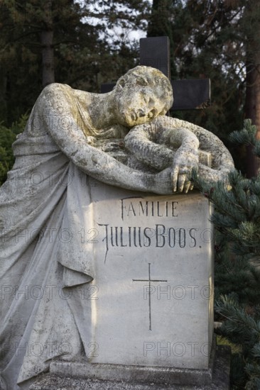 Julius Boos grave with sculpture of a mourning woman, Nordfriedhof Düsseldorf, North Rhine-Westphalia, Germany