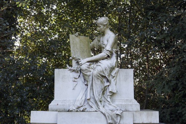 Historic grave of the Schulte family with marble sculpture by sculptor Friedrich Kühn, Eduard Schulte, Nordfriedhof Düsseldorf, North Rhine-Westphalia, Germany