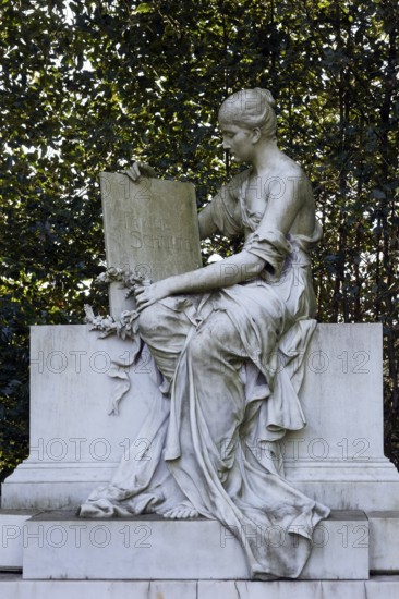 Historic grave of the Schulte family with marble sculpture by sculptor Friedrich Kühn, Eduard Schulte, Nordfriedhof Düsseldorf, North Rhine-Westphalia, Germany