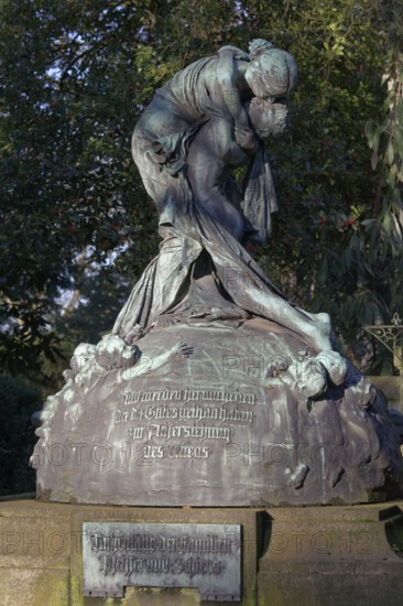 Grave sculpture Reunion by sculptor Friedrich Coubillier, Schiess Pfeifer Historical Grave Site, Düsseldorf Nodfriedhof, North Rhine-Westphalia, Germany