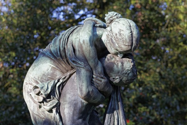 Grave sculpture Reunion by sculptor Friedrich Coubillier, Schiess Pfeifer Historical Grave Site, Düsseldorf Nodfriedhof, North Rhine-Westphalia, Germany