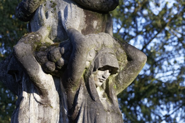 Tomb sculpture with female caryatids by Bldhauer Fritz Klimsch, Behrens grave site, Nordfriedhof Düsseldorf, North Rhine-Westphalia, Germany