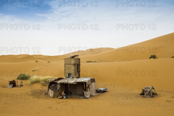 Traditional dwellings and sand dunes, near Merzouga, Meknès-Tafilalet region, Erg Chebbi, northern Sahara, Morocco