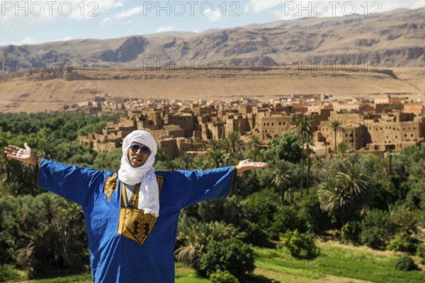 Traditionally dressed Berber and Allas Mountains in the background, near Merzouga, Meknès-Tafilalet region, Erg Chebbi, northern Sahara, Morocco
