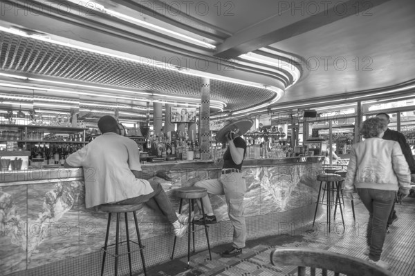 Café des Deux Moulins, location of the film The Fabulous World of Amélie, 15 Rue Lepic, black and white, Paris, France