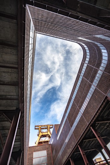 Zollverein Colliery, Doppelbock conveyor scaffolding from shaft 12, Wipperhalle and wagon circulation, only round corner on the industrial site, UNESCO World Heritage Site, Essen, North Rhine-Westphalia, Germany