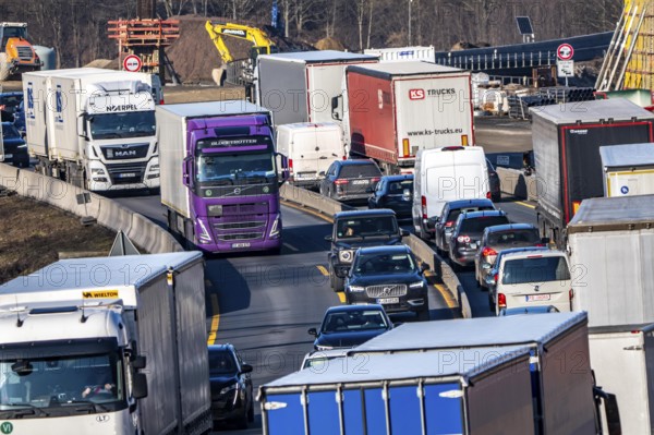 A3 motorway at the Duisburg-Kaiserberg interchange, constricted lanes, heavy traffic, complete conversion and construction of the A3 and A40 intersections, all bridges, ramps, roads are renewed and partly extended, 8-year construction period, railway bridges running there will also be renewed, North Rhine-Westphalia, Germany
