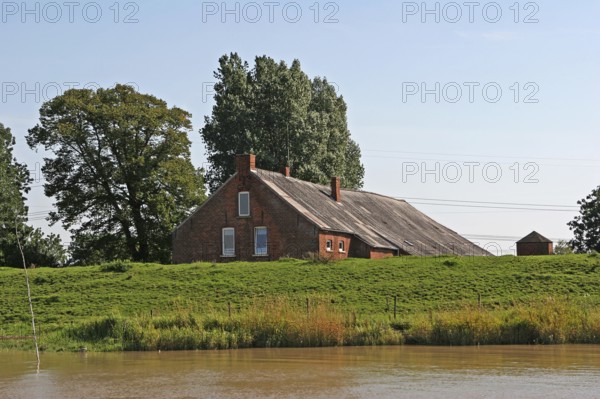 Farmhouse behind the river dike, Leda and Jümme catchment area, Leer district, Lower Saxony, East Frisia, Germany