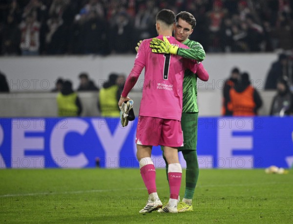 Goalkeeper Marvin Keller BSC Young Boys Bern (01) congratulates goalkeeper Fabian Bredlow VfB Stuttgart (01) Football, UEFA EUROPA LEAGUE, MHPArena, MHP Arena Stuttgart, Baden-Württemberg, Germany