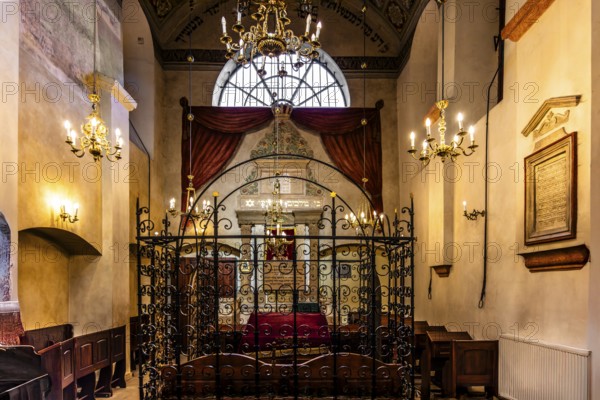 Bima, Remuh Synagogue, 1553, one of two synagogues still in use today, Kazimierz Jewish Quarter, important, formerly independent district that has developed into an important center of Jewish culture since the 14th century, Krakow, Poland