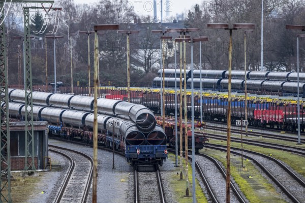 Wagons with pipes, including for gas pipelines, at Mülheim-Styrum marshalling yard, on the railway line between Mülheim an der Ruhr and Duisburg, busy railway line, for local and long-distance transport, freight transport, North Rhine-Westphalia, Germany