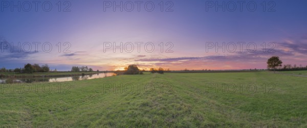 View along a protective dike on the Weser at sunset, Mahlen, Hassel, Nienburg, Lower Saxony, Germany