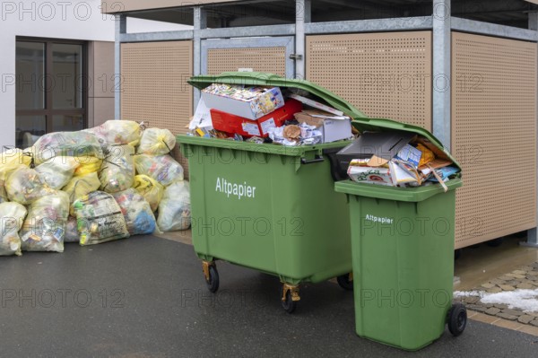 Pick-up day for paper and the yellow bag, Eckental, Middle Franconia, Bavaria, Germany