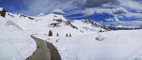Alpine mountain panorama with hiking trail in snow on the Fellhorn in spring in the Allgäu Alps in the sun with blue sky, Allgäu, Alps, Bavaria, Germany