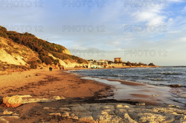 Walkers on the beach, Lido Scala dei Turchi, Realmonte, Agrigento, Sicily, south coast, Mediterranean Sea, Italy