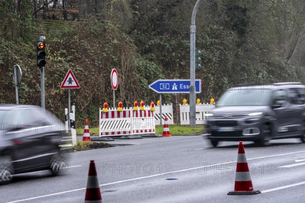 Closure of the A52 motorway, between AK Breitscheid and AS Kettwig, here the driveway in Ratingen-Breitscheid, in the direction of Essen, a transitional structure where the roadway merges with the Ruhr Valley Bridge is damaged and must be renewed, how long the repair will take is still unknown, the consequences are long traffic jams and delays for car drivers, the bridge is used by more than 80, 000 vehicles a day and is to be replaced in the long term It was completed in 1966, it is the longest steel road bridge in Germany