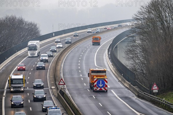 Closure of the A52 motorway, between AK Breitscheid and AS Kettwig, in the direction of Essen, a transitional structure where the roadway merges with the Ruhr Valley Bridge is damaged and must be renewed, how long the repair will take is still unknown, the consequences are long traffic jams and delays for car drivers, the bridge is used daily by more than 80, 000 vehicles and is to be replaced in the long term, it was completed in 1966, it is the longest Steel road bridge in Germany