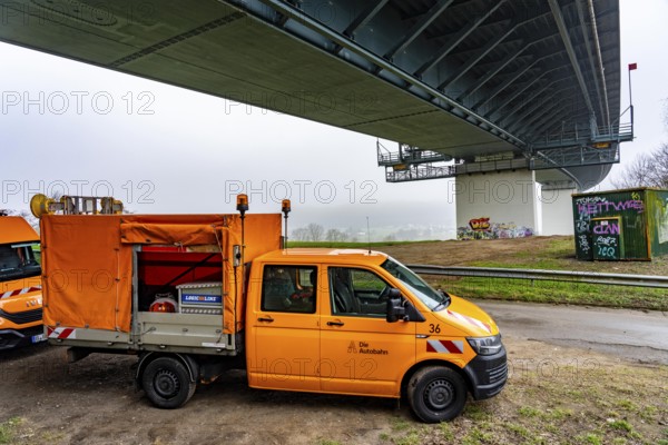 Autobahn GmbH vehicles under the Ruhr Valley Bridge, work in the bridge box, during the closure of the A52 motorway, between AK Breitscheid and AS Kettwig, in the direction of Essen, a transitional structure where the roadway merges with the Ruhr Valley Bridge is damaged and must be renewed, how long the repair will take is still unknown, the consequences are long traffic jams and delays for car drivers, the bridge is damaged and must be renewed by more than 8 0.000 vehicles are used and are to be replaced in the long term, it was completed in 1966, it is the longest Steel road bridge in Germany