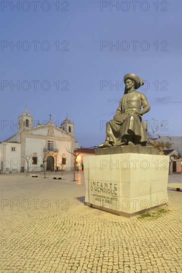 Church of Santa Maria ou da Misericordia and monument to Henry the Navigator at dusk, Praca Infante Dom Henrique, Lagos, Algarve, Portugal