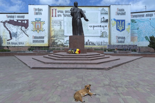 Memorial to Ukrainian national poet Taras Shevchenko, a dog lying down in front, Czernowicz, Ukraine