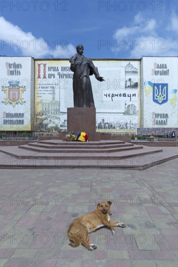 Memorial to Ukrainian national poet Taras Shevchenko, a dog lying down in front, Czernowicz, Ukraine