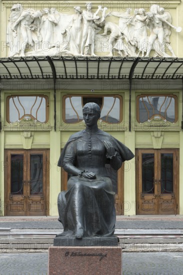 Statue of Ukrainian National Poet Olga Kobyljanska, in the back the Olha-Kobylianska Theatre, Czernowicz, Bukovina, Ukraine