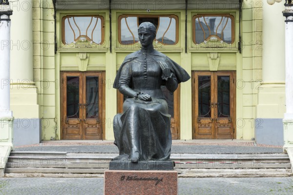 Statue of Ukrainian National Poet Olga Kobyljanska, in the back the Olha-Kobylianska Theatre, Czernowicz, Bukovina, Ukraine