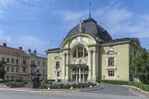 Olha-Kobylianska Theatre, in front statue of Ukrainian National Poet Olga Kobyljanska, Czernowicz, Bukovina, Ukraine