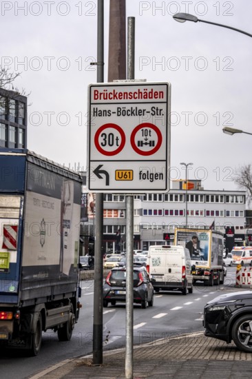 Information on bridge damage to a road bridge over a railway line, weight limit, axle load limitation so as not to increase the damage, Hans-Böckler-Straße in Essen, North Rhine-Westphalia, Germany