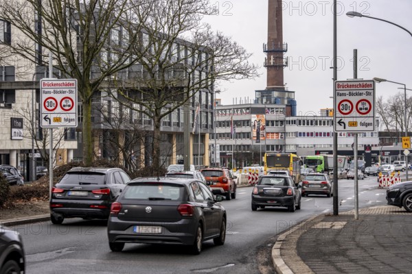 Information on bridge damage to a road bridge over a railway line, weight limit, axle load limitation so as not to increase the damage, Hans-Böckler-Straße in Essen, North Rhine-Westphalia, Germany