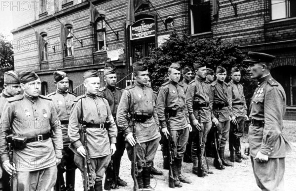Soviet district commander with Red Army men on Prenzlauer Allee, May 1945