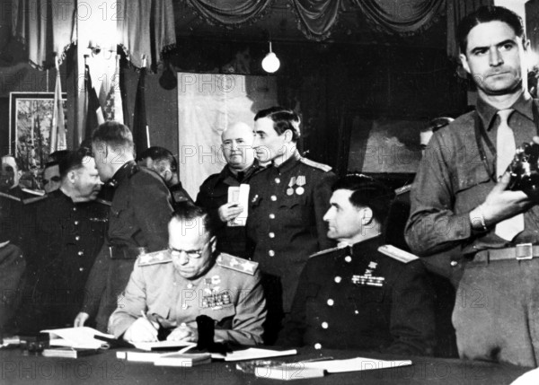 The June Conference, on June 5, 1945, the Allied Supreme Commanders signed the 'Berlin Declaration. ' It is stated that there is no longer a German government and that the Allies assume supreme civilian control in addition to military control. The division into four zones of occupation is put into effect. Marshal Zhukov can be seen, Robert Capa on the right