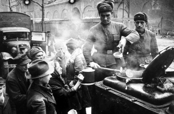 Soup kitchen, Berlin in May 1945 J. Chaldej about this picture: I didn't take many photos on this subject. I couldn't stay calm. I then saw the children from the Warsaw Ghetto in front of me. German soldiers asked the children: 'What do you have in your pockets? 'They tore open their clothes and empty corn cobs fell into the street They were not even allowed to keep empty cobs! I can't forget that