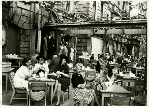 Life starts again, street coffee with guests on Kurfürstendamm, summer 1945, Berlin, Germany