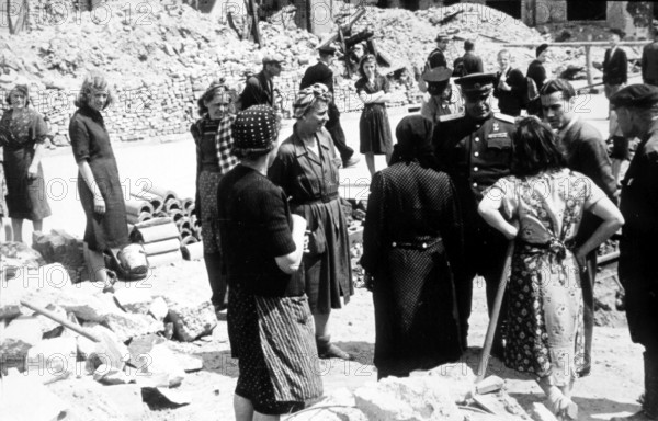 The city commander Bersarin talks with the rubble woman, civilians, clean-up work, June 1945, Berlin, Germany