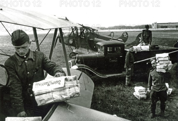 The latest issue of the newspaper 'Tägliche Rundschau, 'is delivered, June 1945, Berlin, Germany The Tägliche Rundschau was a newspaper published by the Red Army or Soviet Army in the Soviet Occupation Zone or the GDR from May 15, 1945 to the end of June 1955