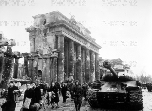 Berlin, tanks, civilians and Soviet soldiers in front of the destroyed Brandenburg Gate, Berlin May 2, 1945