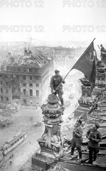 At the Berlin Reichstag, May 2, 1945, three Soviet soldiers fly the flag of the Soviet Union. The three soldiers are the Ukrainian Alexei Leontyevich Kovalyov, the Kumyken Abdulchakim Isakovich Ismailov and the Belorussian Leonid Goritchev. J. Chaldej took 36 pictures, which he later also changed by adding clouds of smoke, retouching the watch and assembling further variants. The picture became an icon and symbol of the victory over National Socialism