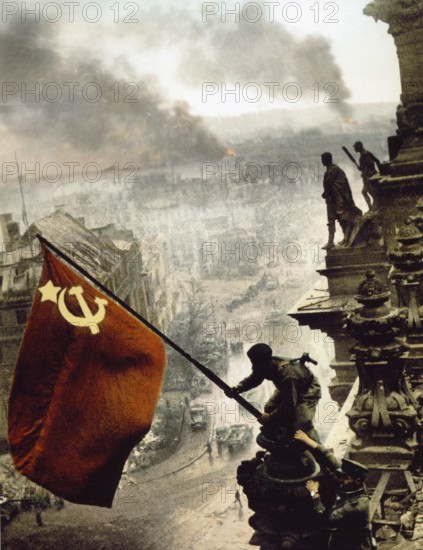 On the Berlin Reichstag, May 2, 1945, colored 1970. The three soldiers are the Ukrainian Alexei Leontyevich Kovalyov, the Kumyken Abdulchakim Isakovich Ismailov and the Belorussian Leonid Goritchev. J. Chaldej took 36 pictures, which he later also changed by adding clouds of smoke, retouching the watch and assembling further variants. The picture became an icon and symbol of the victory over National Socialism