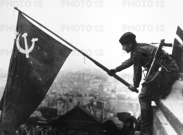 At the Berlin Reichstag, May 2, 1945, three Soviet soldiers fly the flag of the Soviet Union. The three soldiers are the Ukrainian Alexei Leontyevich Kovalyov, the Kumyken Abdulchakim Isakovich Ismailov and the Belorussian Leonid Goritchev. J. Chaldej took 36 pictures, which he later also changed by adding clouds of smoke, retouching the watch and assembling further variants. The picture became an icon and symbol of the victory over National Socialism