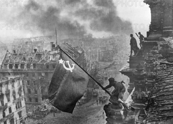 Auf dem Berliner Reichstag, 2. Mai 1945, drei sowjetische Soldaten hissen die Flagge der Sowjetunion. Bei den drei Soldaten handelt es sich den Ukrainer Alexei Leontjewitsch Kowaljow, den Kumyken Abdulchakim Issakowitsch Ismailow und den Weißrussen Leonid Goritschew. J. Chaldej machte 36 Aufnahmen, die er später auch veränderte, indem er Rauchwolken einfügte, die Uhr retuschierte und per Montage weitere Varianten anfertigte. Das Bild wurde zur Ikone und zum Symbol für den Sieg über den Nationalsozialismus