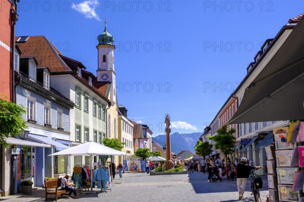 Obermarkt, Fußgängerzone, Marktstraße, mit Kirche Maria Hilf, Murnau, Upper Bavaria, Bavaria, Germany