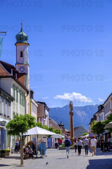 Obermarkt, Fußgängerzone, Marktstraße, mit Kirche Maria Hilf, Murnau, Upper Bavaria, Bavaria, Germany
